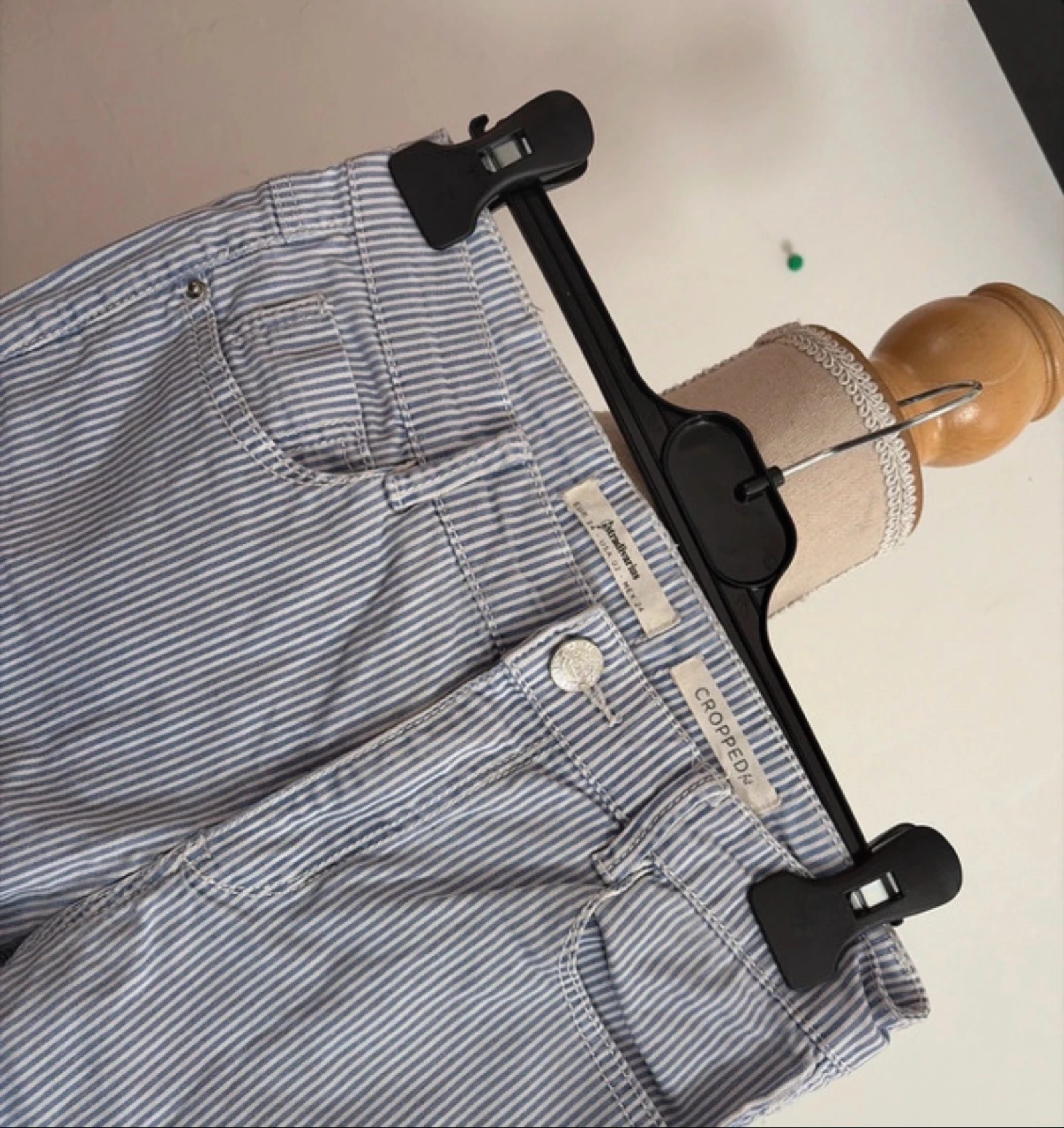 Pantalón slim de rayas finas azul y blanco 👖 – photo 4